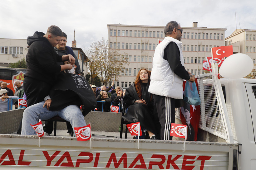 Keşan’da kurtuluş coşkusu izdihama döndü: Kek için çocuklar eziliyordu! - Resim : 7
