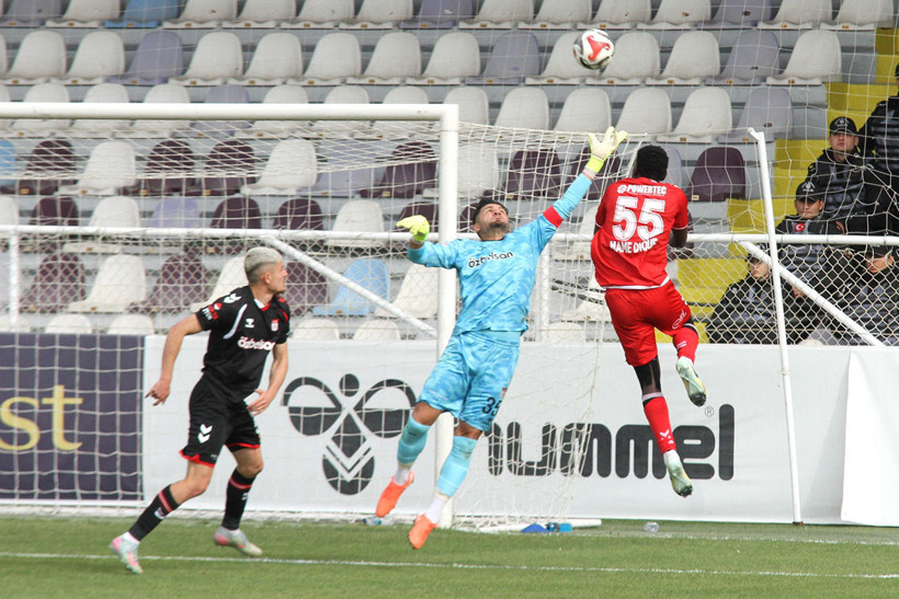 Korkmaz'dan tepkilere yanıt: Sivasspor gibi bir kulübün teknik adamı bu şekilde ayrılmaz - Resim : 1