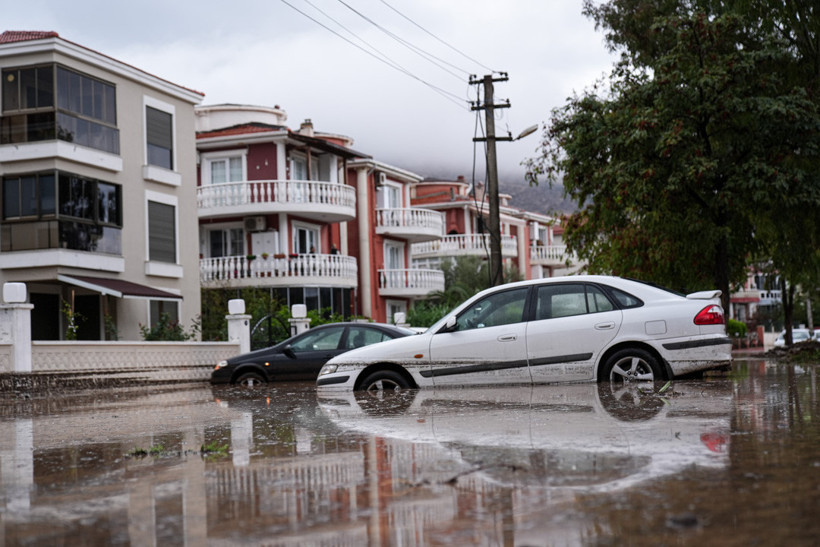 Foça’yı sağanak vurdu! Yollar, evler, bahçeler sular altında: Vatandaşlar teyakkuzda - Resim : 12
