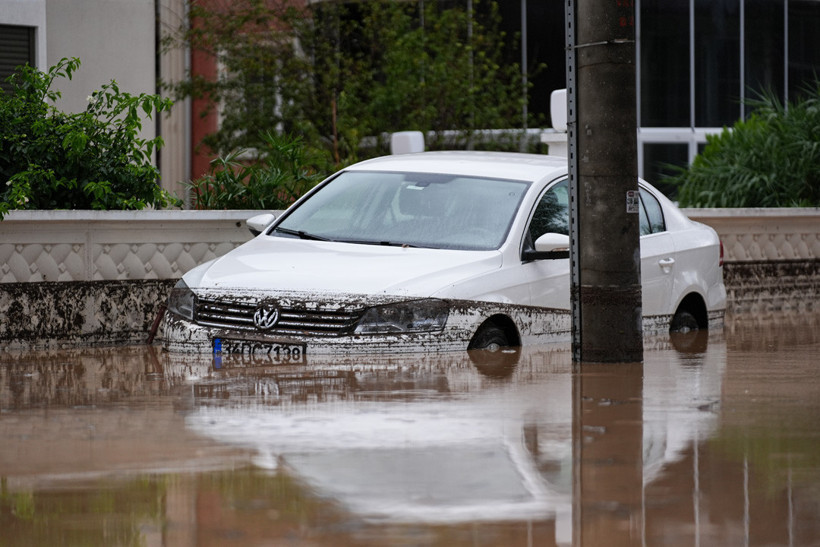 Foça’yı sağanak vurdu! Yollar, evler, bahçeler sular altında: Vatandaşlar teyakkuzda - Resim : 19