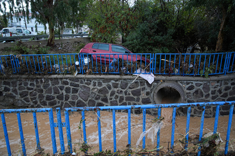 Foça’yı sağanak vurdu! Yollar, evler, bahçeler sular altında: Vatandaşlar teyakkuzda - Resim : 10