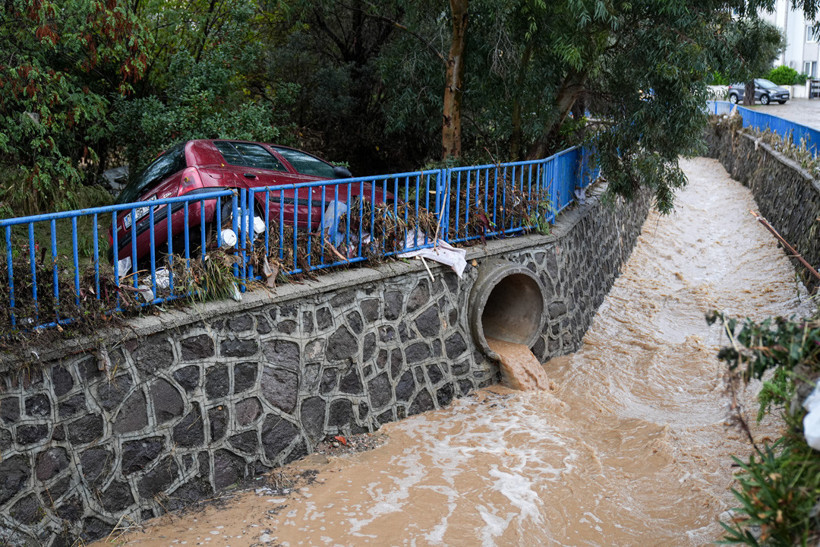 Foça’yı sağanak vurdu! Yollar, evler, bahçeler sular altında: Vatandaşlar teyakkuzda - Resim : 11