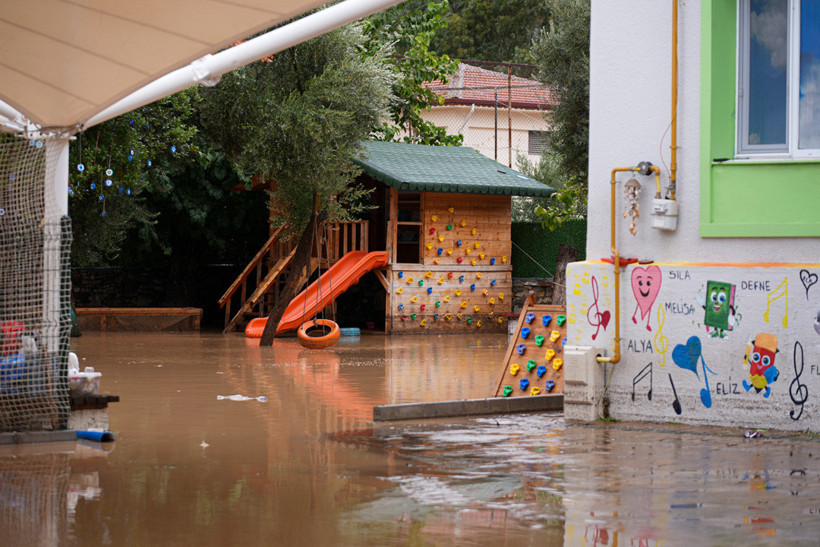 Foça’yı sağanak vurdu! Yollar, evler, bahçeler sular altında: Vatandaşlar teyakkuzda - Resim : 15