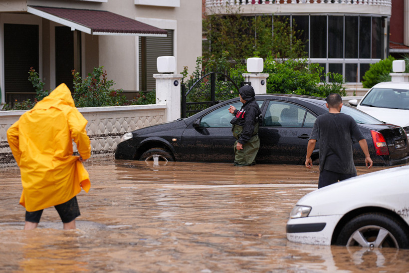 Foça’yı sağanak vurdu! Yollar, evler, bahçeler sular altında: Vatandaşlar teyakkuzda - Resim : 18