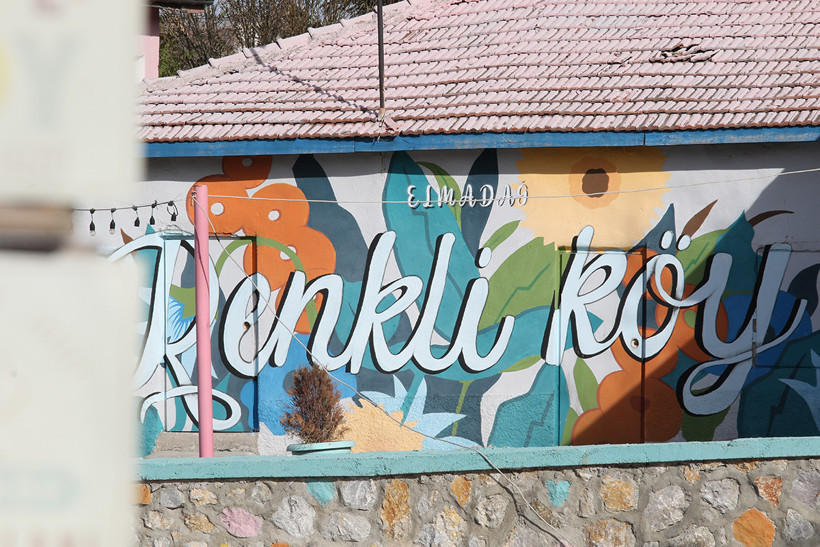 Masal köyü Türkiye’de gerçek oldu: Rengarenk evler arasında kaybolmak isteyenler buraya! Şehirden 40 dakika uzakta - Resim : 1