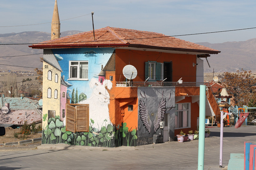 Masal köyü Türkiye’de gerçek oldu: Rengarenk evler arasında kaybolmak isteyenler buraya! Şehirden 40 dakika uzakta - Resim : 13