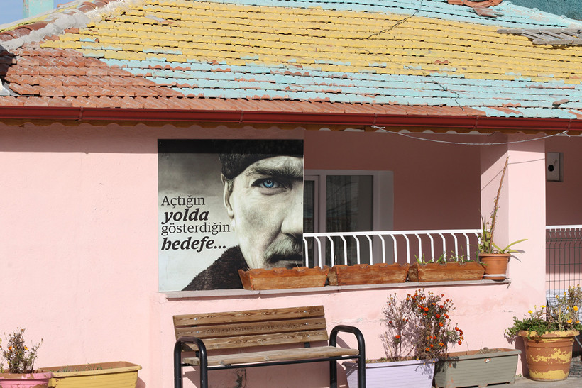 Masal köyü Türkiye’de gerçek oldu: Rengarenk evler arasında kaybolmak isteyenler buraya! Şehirden 40 dakika uzakta - Resim : 10