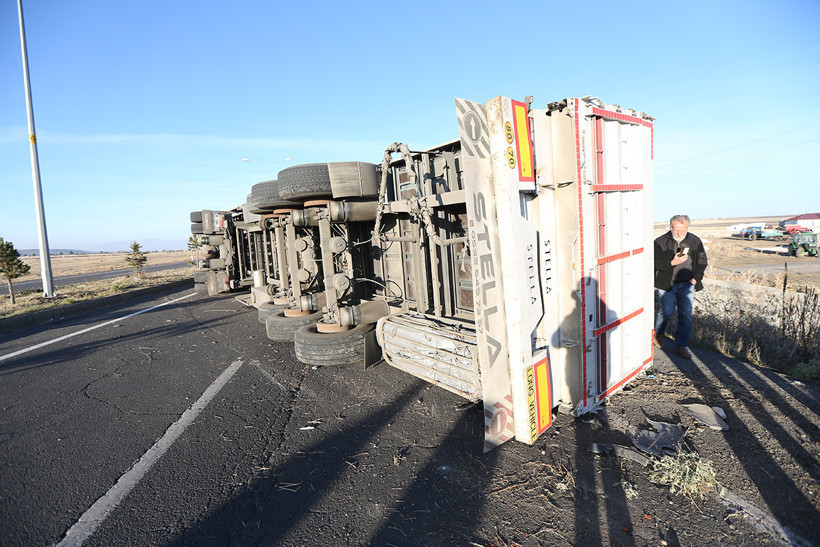 Yem yüklü TIR yan yattı, yol trafiğe kapandı: Saatlerce bekleyiş! - Resim : 2