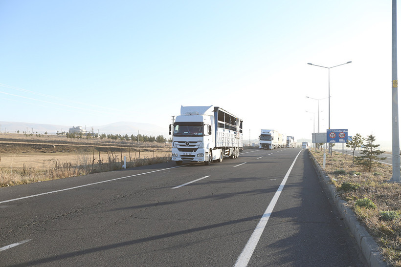 Yem yüklü TIR yan yattı, yol trafiğe kapandı: Saatlerce bekleyiş! - Resim : 3