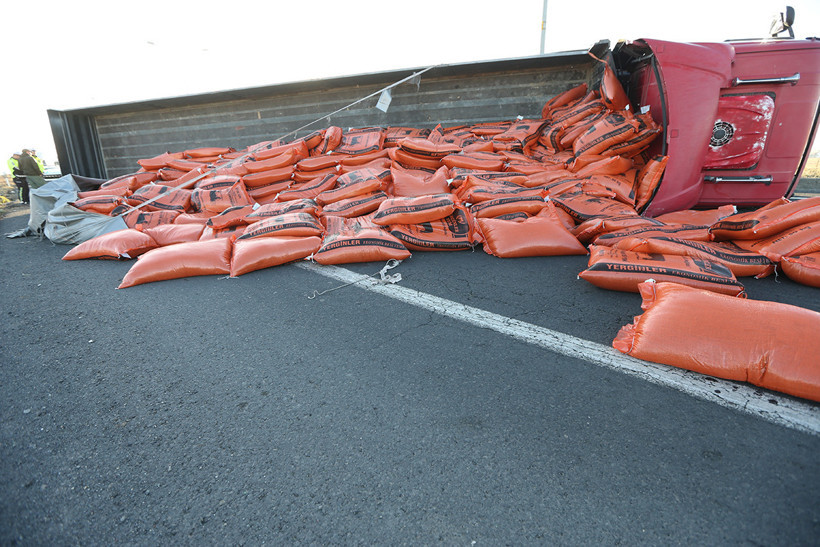 Yem yüklü TIR yan yattı, yol trafiğe kapandı: Saatlerce bekleyiş! - Resim : 1