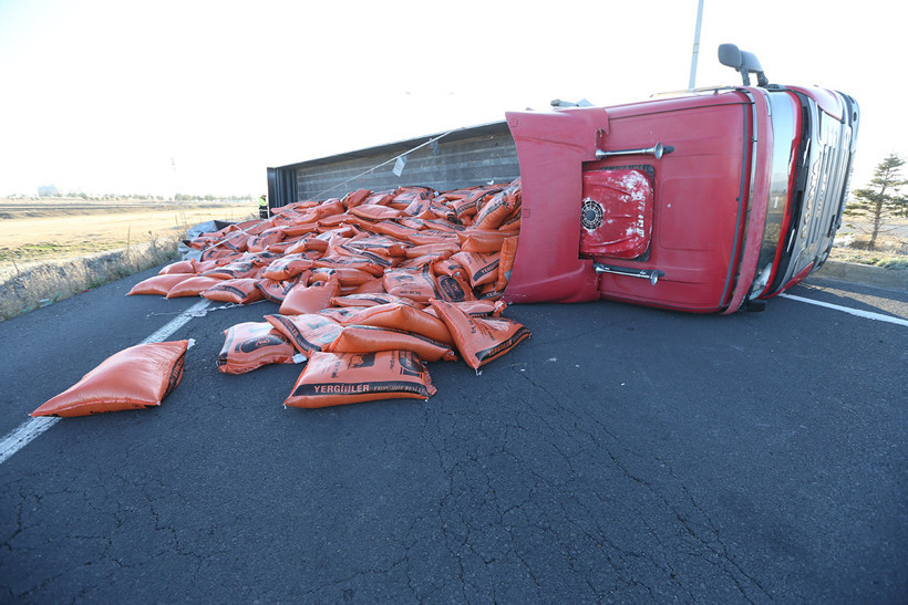 Yem yüklü TIR yan yattı, yol trafiğe kapandı: Saatlerce bekleyiş! - Resim : 5