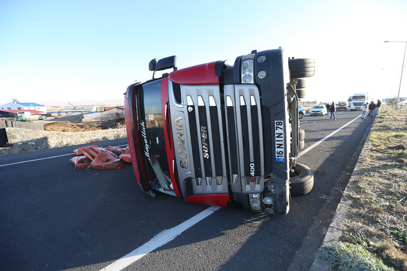 Yem yüklü TIR yan yattı, yol trafiğe kapandı: Saatlerce bekleyiş! - Resim : 4