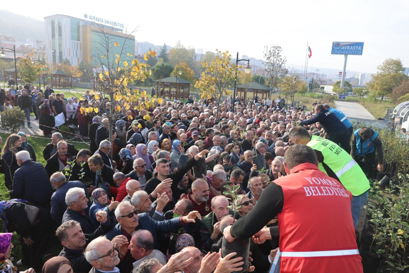 Trabzon'da dağıtılan elma ve armut fidanlarından almak için birbirleri ile yarıştılar - Resim : 3