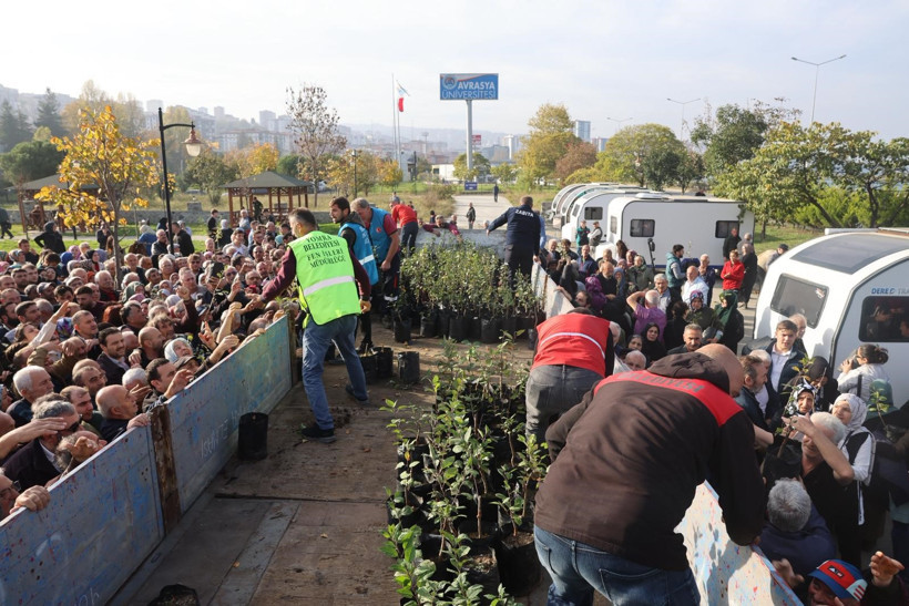 Trabzon'da dağıtılan elma ve armut fidanlarından almak için birbirleri ile yarıştılar - Resim : 1