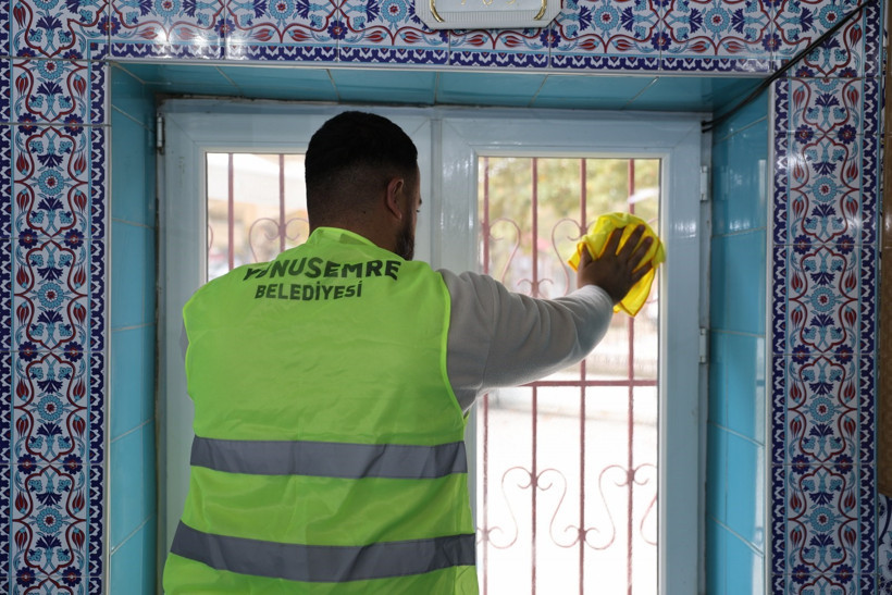 Yunusemre’de camiler pırıl pırıl oluyor - Resim : 2