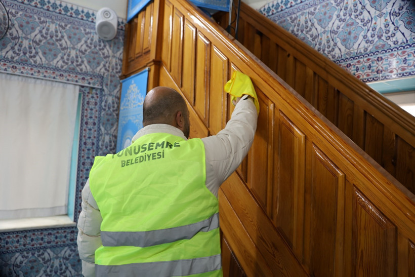 Yunusemre’de camiler pırıl pırıl oluyor - Resim : 1