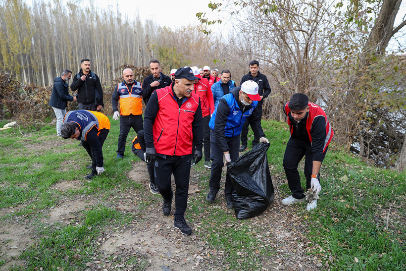 Hevsel Bahçeleri’nde Vali ve gençler el ele temizle - Resim : 2