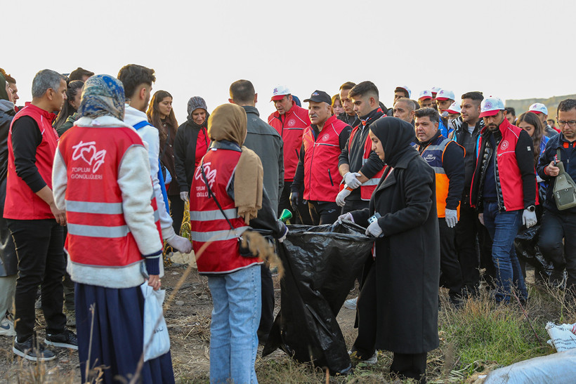 Hevsel Bahçeleri’nde Vali ve gençler el ele temizle - Resim : 3