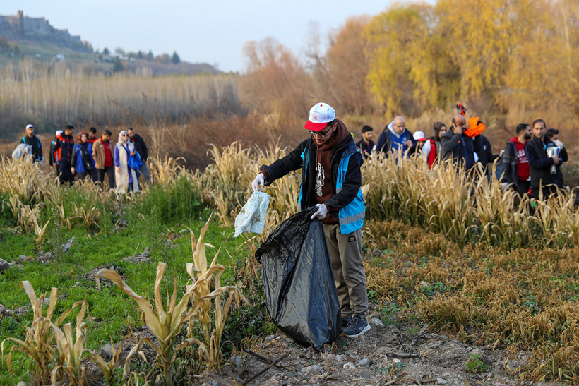 Hevsel Bahçeleri’nde Vali ve gençler el ele temizle - Resim : 8