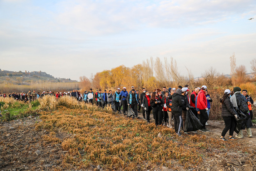 Hevsel Bahçeleri’nde Vali ve gençler el ele temizle - Resim : 9