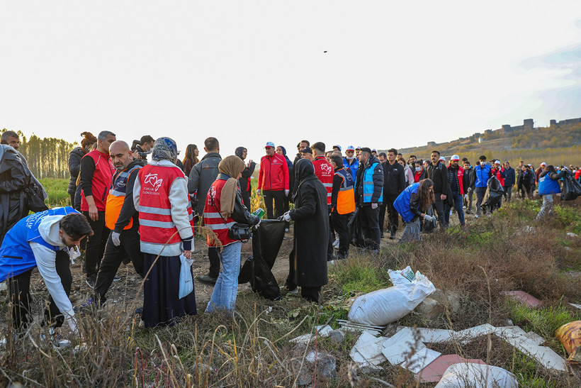 Hevsel Bahçeleri’nde Vali ve gençler el ele temizle - Resim : 4