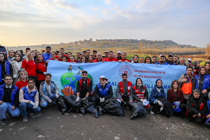 Hevsel Bahçeleri’nde Vali ve gençler el ele temizle - Resim : 1