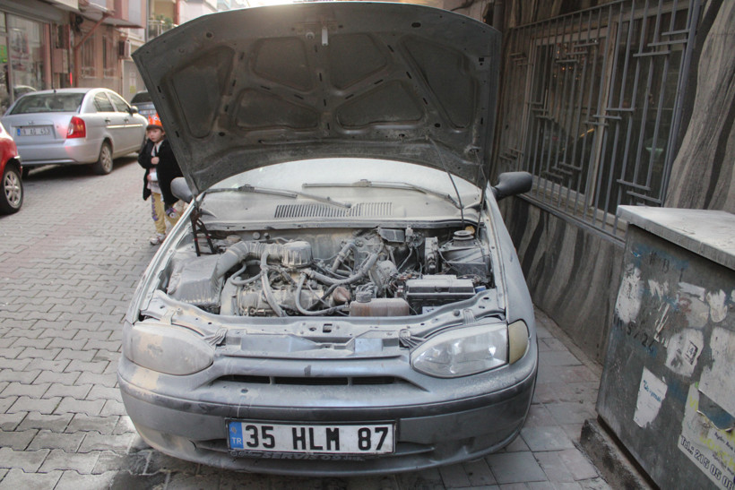 Dumanlar yükselirken esnaf koştu: Yangın büyümeden söndü! - Resim : 2