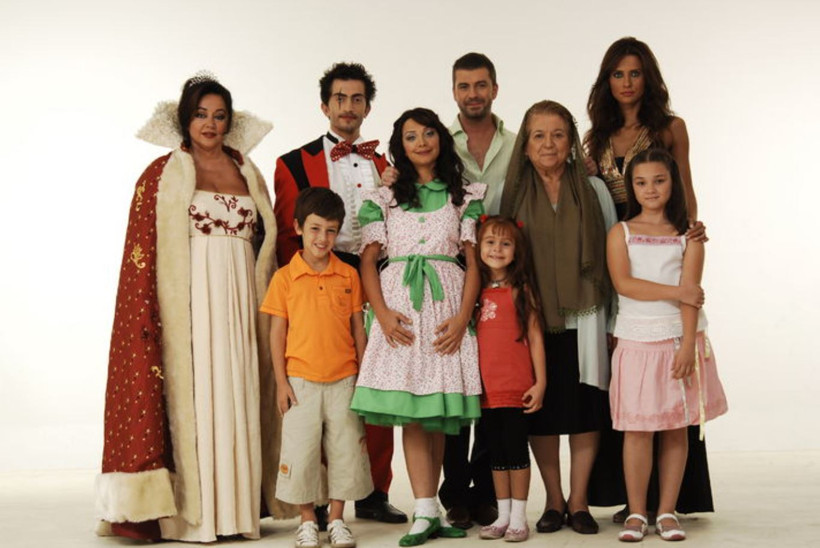 Alemin Kıralı’nın Ahsen’i Yağmur Ün açtı ağzını yumdu gözünü: Oklar yine Evrim Akın’da! - Resim : 1