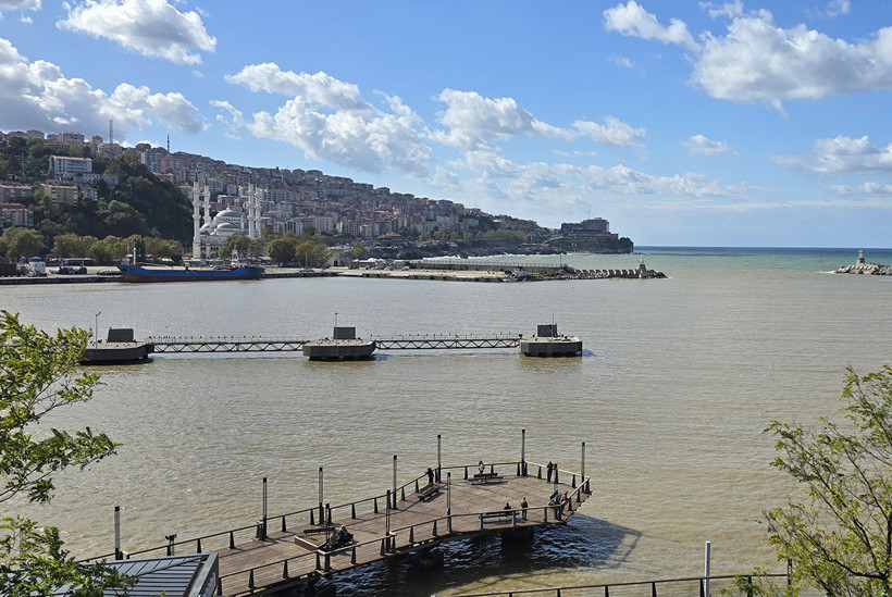Zonguldaklılar şaşkın! Denizin rengi değişti: Liman ve Kapuz Plajı tanınmaz halde - Resim : 2