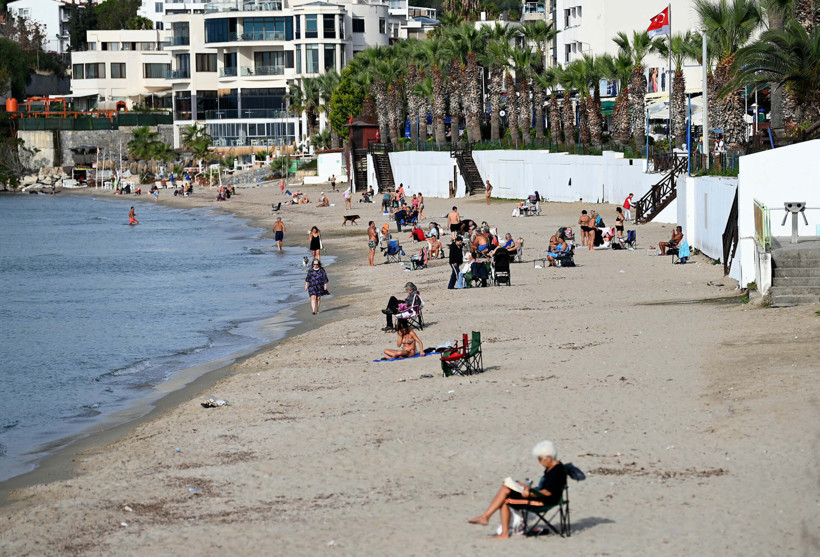 Kasım’da Kuşadası’nda yaz yaşanıyor! 25,6 dereceyle plajlar doldu taştı! - Resim : 5
