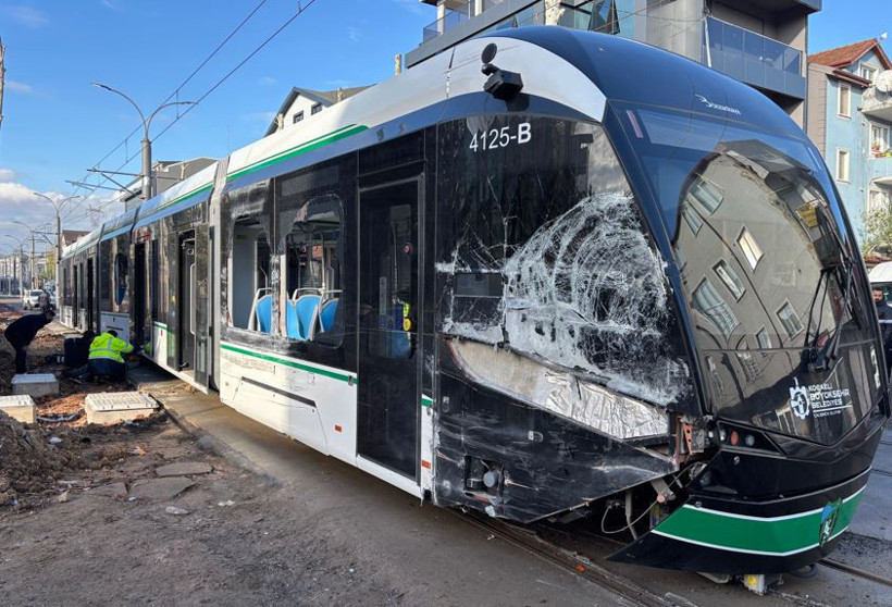 Tramvay ile çöp kamyonu çarpıştı! 3 yaralı - Resim : 2