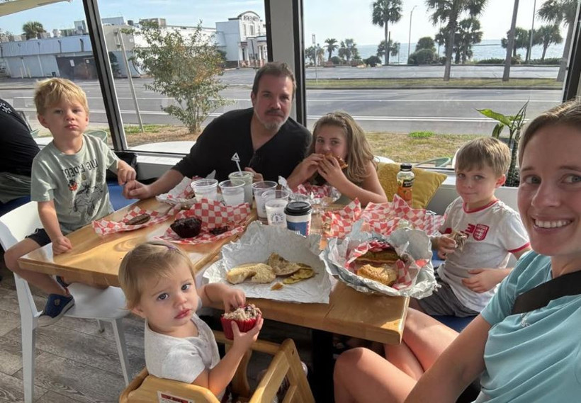 Oyunculuğu bırakıp ABD’ye yerleşmişti Yaprak Dökümü'nün yıldız oyuncusu Tolga Karel'den mutlu aile pozu - Resim : 4