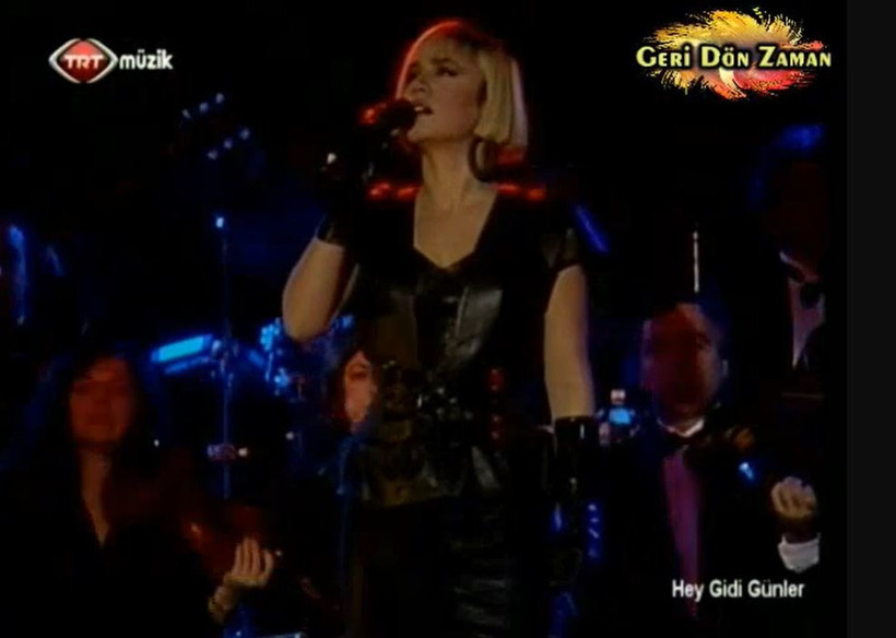 Popun Kraliçesi Gülşen 'Minik Serçe' oldu! Yeni saçları tesadüf mü? - Resim : 7