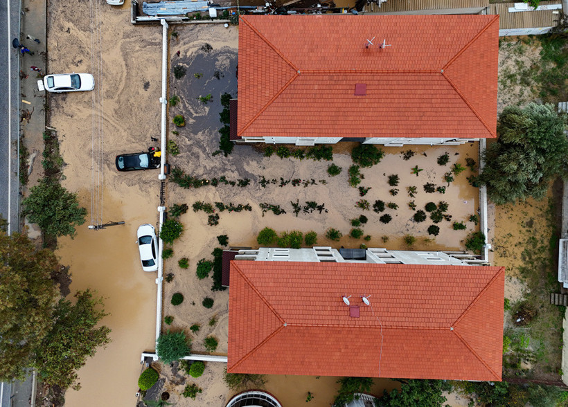 Foça’yı sağanak vurdu! Yollar, evler, bahçeler sular altında: Vatandaşlar teyakkuzda - Resim : 13