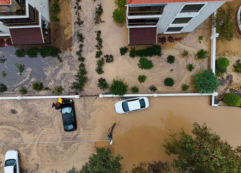 Foça’yı sağanak vurdu! Yollar, evler, bahçeler sular altında: Vatandaşlar teyakkuzda - Resim : 16