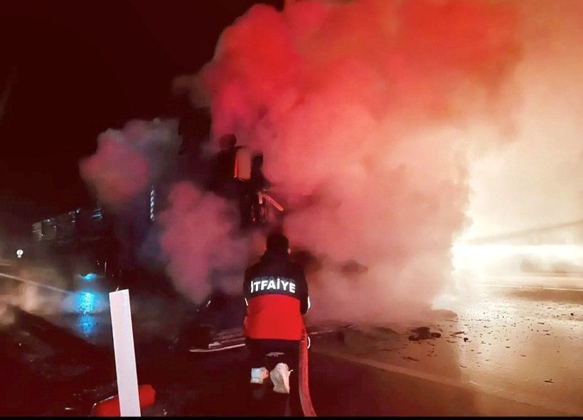 Seyir halindeki tır alev topuna döndü - Resim : 1