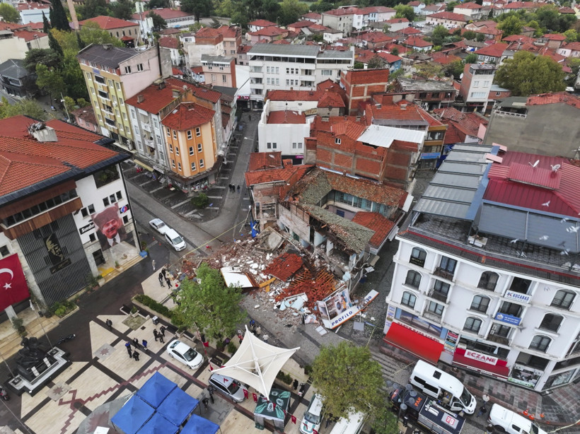 Sındırgı'daki depremin hasarı gün ağarınca ortaya çıktı! Kameralara böyle yansıdı - Resim : 1