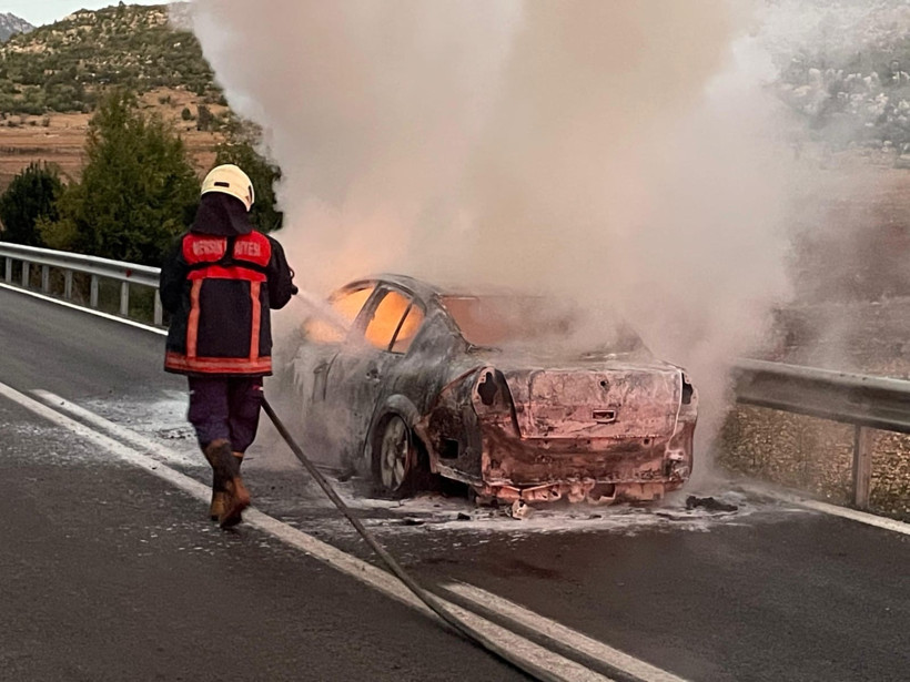 Otomobil cayır cayır yandı: Geriye sadece demir yığını kaldı! - Resim : 2