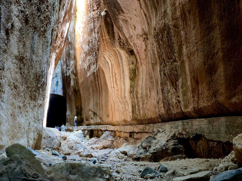 Türkiye’deki tarihi sırra turist akını! İçeri adım atanın tüyleri diken diken oluyor - Resim: 1
