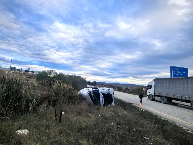 Kastamonu'da korkunç kaza: Sunta yüklü Tır şarampole uçtu! - Resim : 4