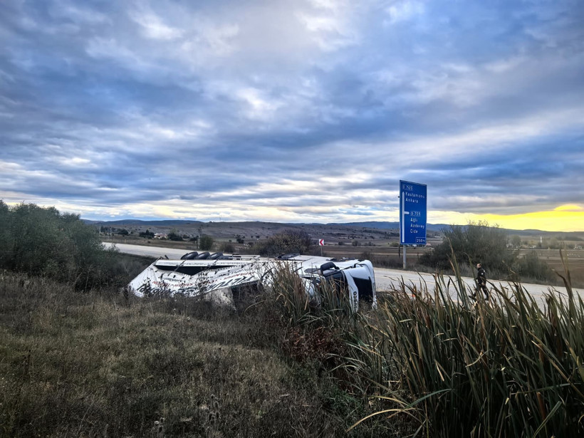 Kastamonu'da korkunç kaza: Sunta yüklü Tır şarampole uçtu! - Resim : 3