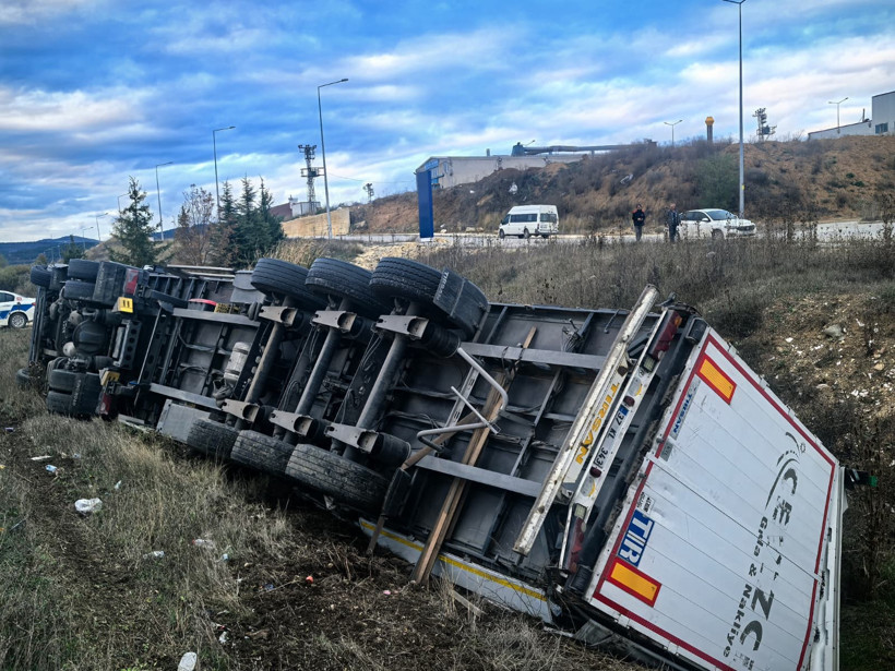 Kastamonu'da korkunç kaza: Sunta yüklü Tır şarampole uçtu! - Resim : 2