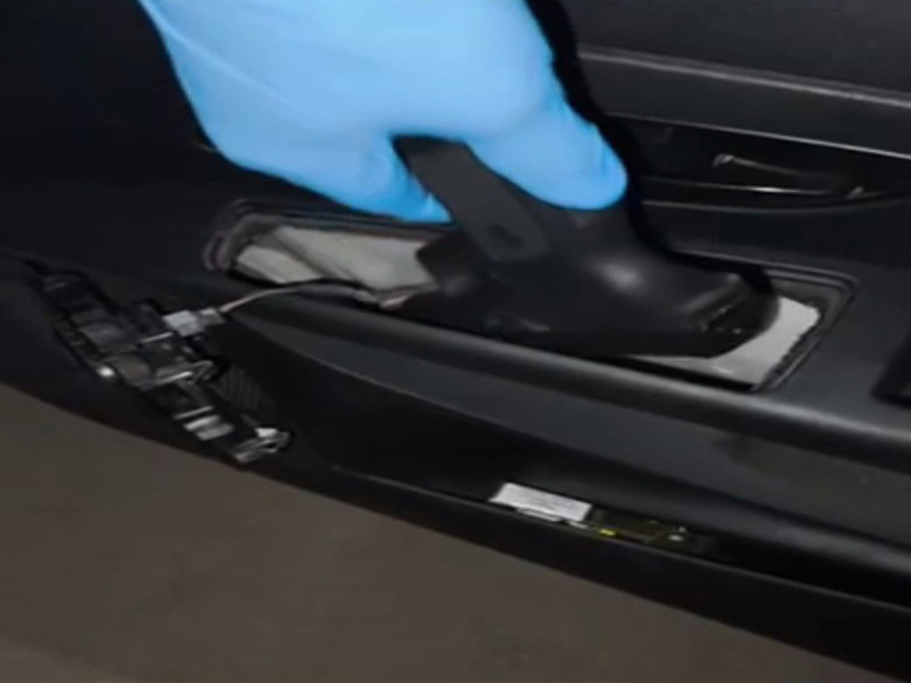 Şeytanın aklına gelmez! Tabancayı bakın nasıl gizlemişler - Resim : 1