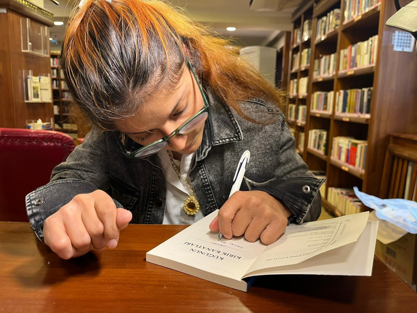 Azmin adı Özlem Söğüt: Serebral Palsi engeline rağmen kendi şiir kitabını yazdı! - Resim : 2