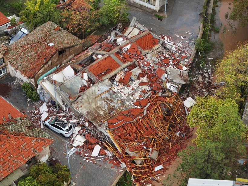 Sındırgı'daki depremin hasarı gün ağarınca ortaya çıktı! Kameralara böyle yansıdı - Resim : 2