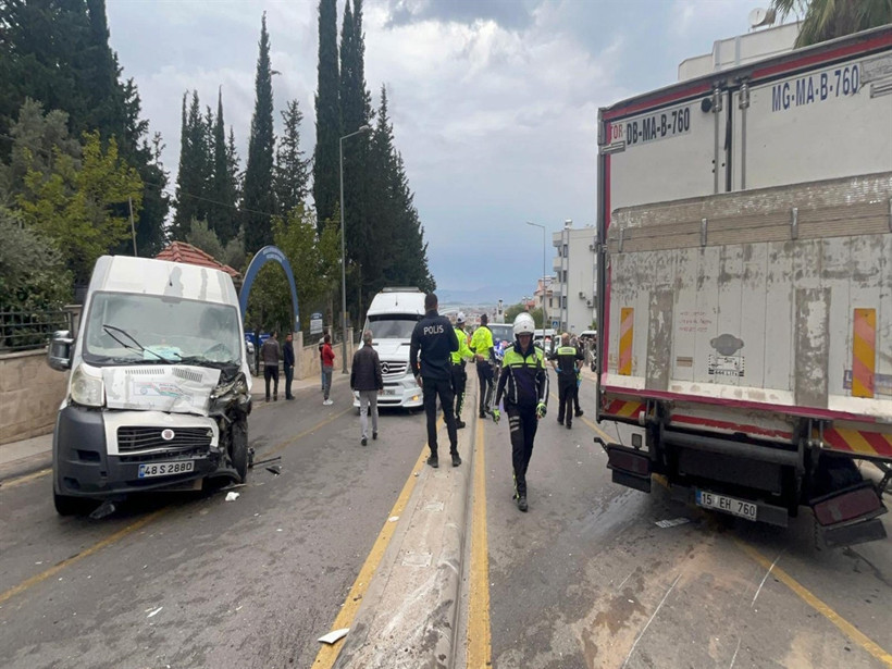 Kamyon, öğrencileri taşıyan midibüse çarptı! 22'si öğrenci, 23 yaralı var - Resim : 1