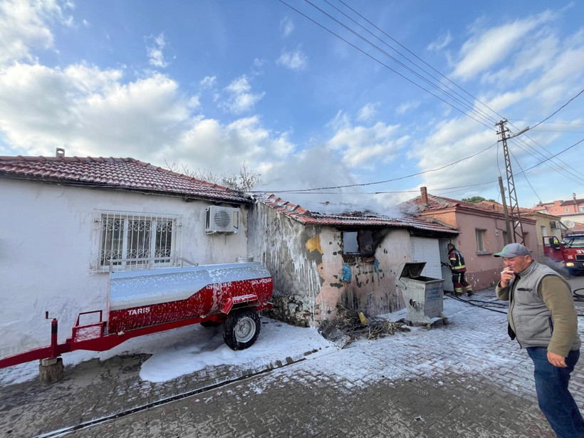 Ayvalık’ta depo alevlere teslim oldu! - Resim : 2