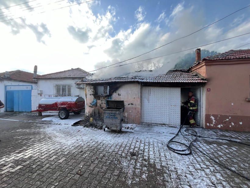 Ayvalık’ta depo alevlere teslim oldu! - Resim : 4