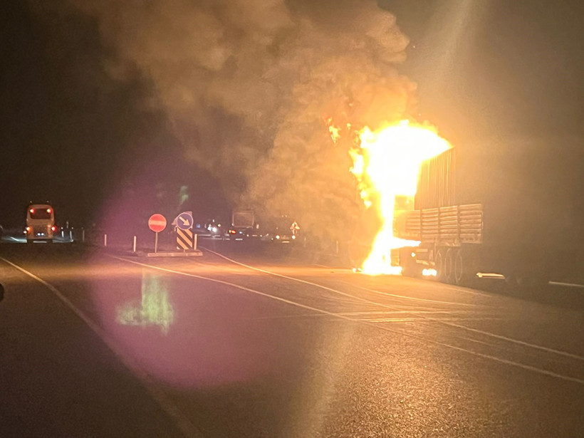 Seyir halindeki tır alev topuna döndü - Resim : 2