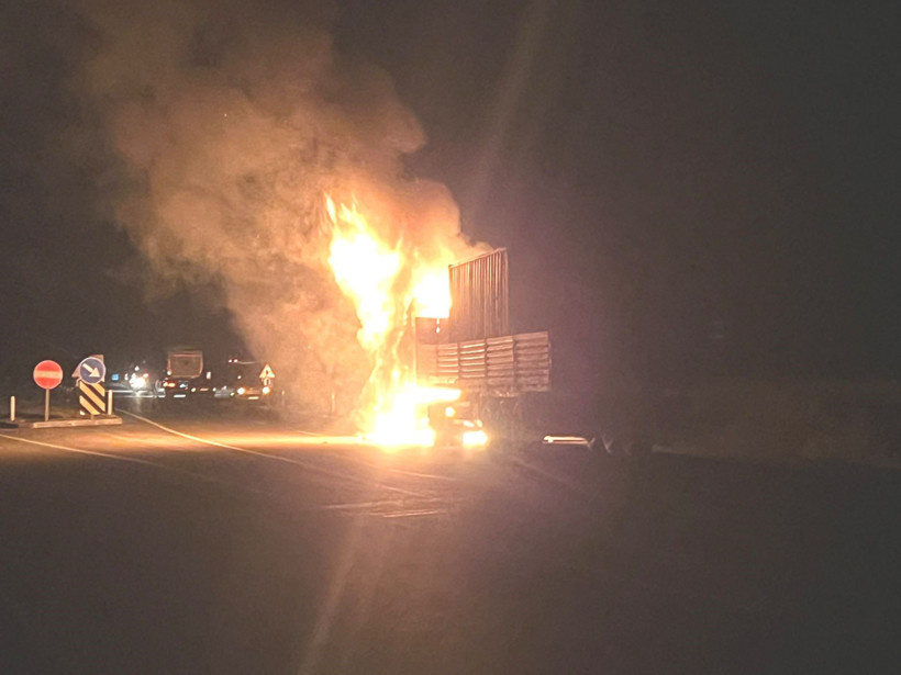 Seyir halindeki tır alev topuna döndü - Resim : 4